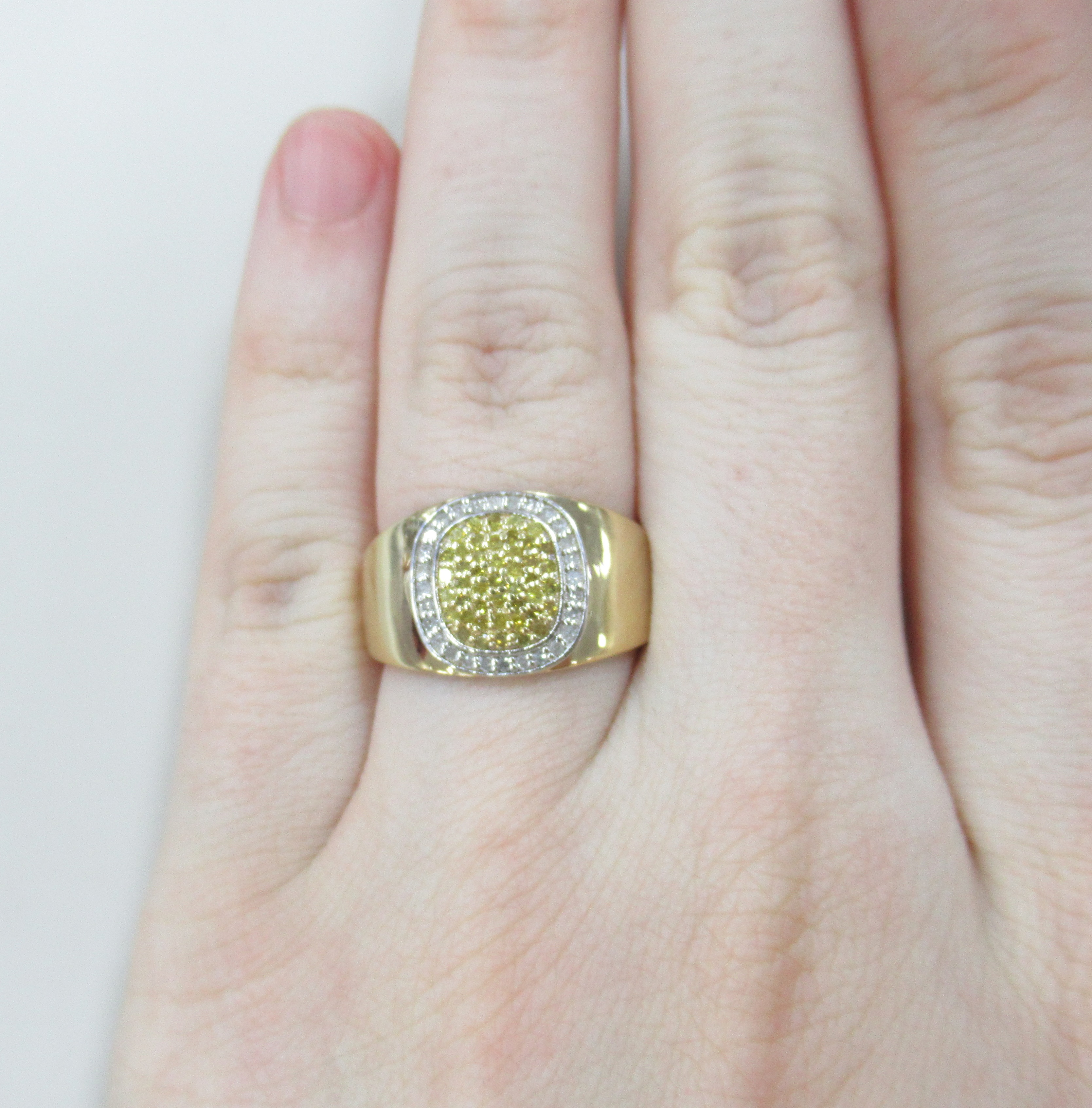 Серебряное кольцо с желтыми бриллиантами